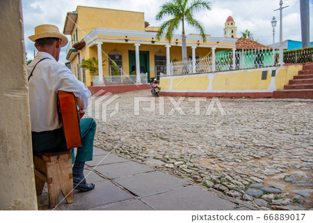 古巴特立尼達一個人在市長廣場上唱歌 66889017