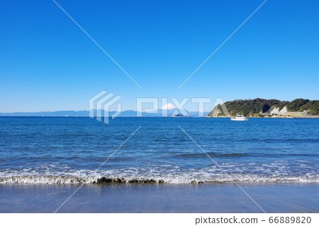 祖師海岸和富士山在晴朗的冬天 66889820