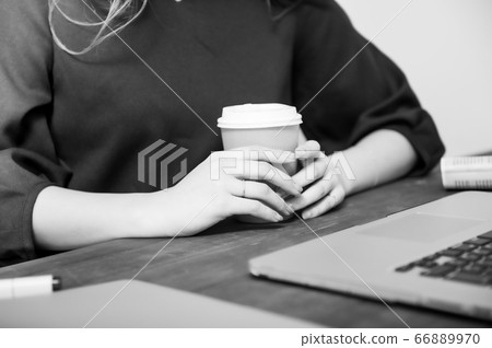 Young woman teleworking 66889970