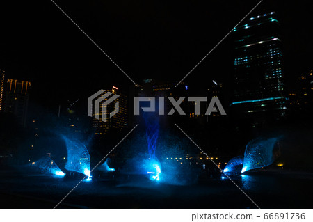 Night view of the dancing multi-colored fountains. 66891736
