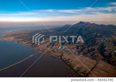 [Aerial view] Shimabara Peninsula Unzendake Shimabara City Ariake Sea Isahaya Bay Reclaimed Road Volcanic Foot Fan 66892396