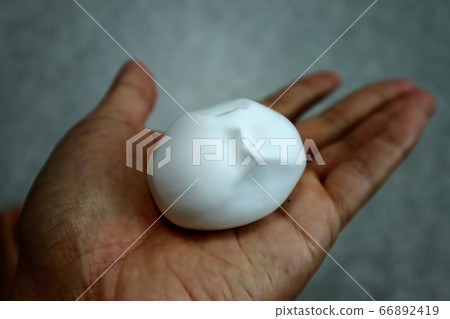 白色蓬鬆泡沫的特寫 66892419