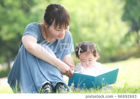 Parents and children reading books 66892683