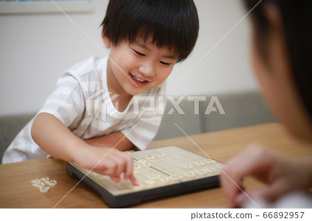 Parents and children pointing to shogi Parents and children pointing to shogi 66892957