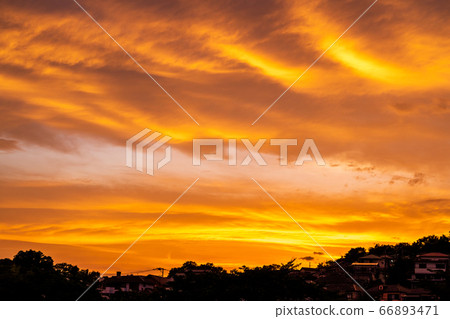 雨季八王子市的夏日夜晚,東京山上的一個住宅區 雨季八王子市的夏日夜晚,東京山上的一個住宅區 66893471