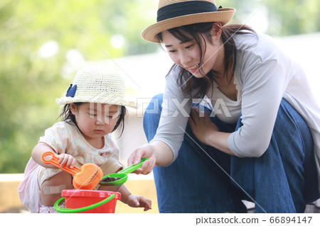 父母和孩子們在沙盒中玩耍 66894147