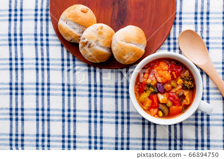 Minestrone soup and walnut bread tablecloth 66894750