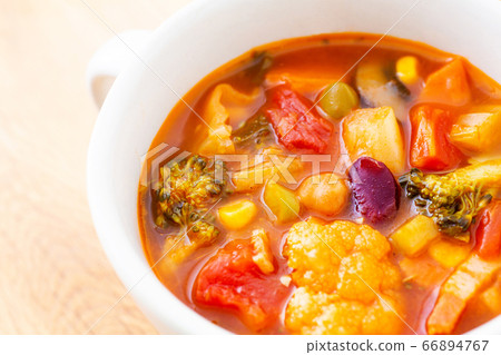 Minestrone soup table 66894767