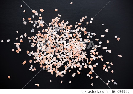 Pink rock salt 66894992