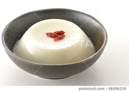 Apricot kernel tofu with wolfberry fruit (white background) 66896239