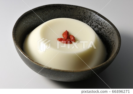 杏仁豆腐和枸杞子（白色背景） 66896271