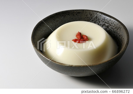 Apricot kernel tofu with wolfberry fruit (white background) 66896272