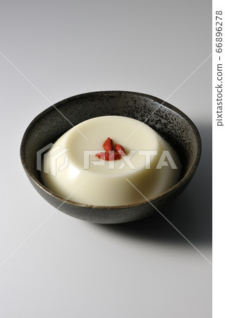 杏仁豆腐和枸杞子（白色背景） 66896278