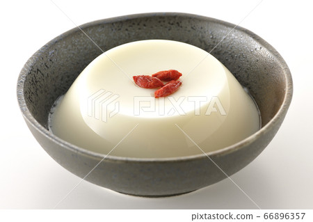 杏豆腐和枸杞子（白色背景，摳圖材料） 66896357