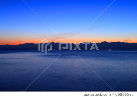 Toyama Bay before the dawn of Tateyama 66896553