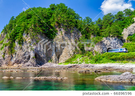 Gono Line resort train from the tunnel, Resort Shirakami Aoike, Fukaura Town, Aomori Prefecture Gono Line resort train from the tunnel, Resort Shirakami Aoike, Fukaura Town, Aomori Prefecture 66896596