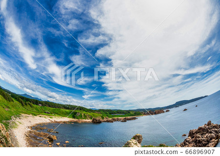 沿著青森縣深浦町深浦海岸的海岸線延伸的白神青池渡假村 沿著青森縣深浦町深浦海岸的海岸線延伸的白神青池渡假村 66896907