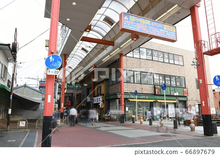 Jinja Mall Gourd Mountain, a shopping street in Higashi-Osaka City, Osaka Prefecture, where the national highway is an arcade 66897679