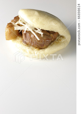 White-haired green onion and stewed buns (white background) White-haired green onion and stewed buns (white background) 66898614