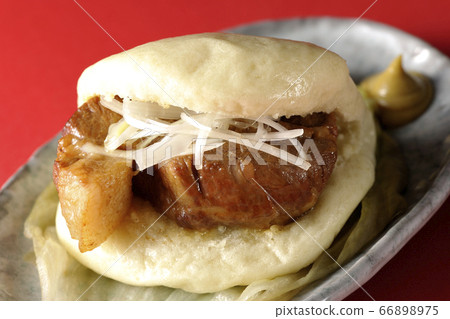 Simple simmered bun and Japanese ginger with white onions placed on a plate with lettuce spread Simple simmered bun and Japanese ginger with white onions placed on a plate with lettuce spread 66898975