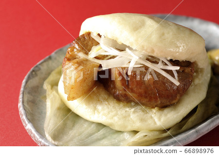 簡單的bun頭和日本姜配白洋蔥放在生菜板上 簡單的bun頭和日本姜配白洋蔥放在生菜板上 66898976