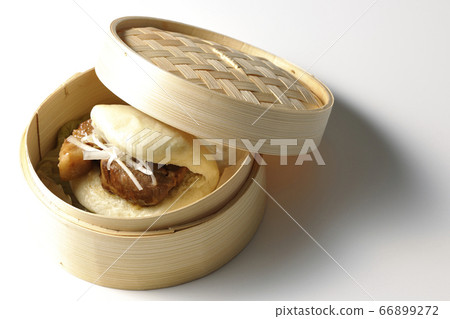 Kakuniman (white background) steamed in a basket 66899272