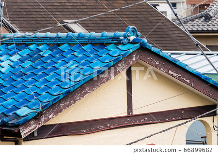 Painting of damaged gable board 66899682