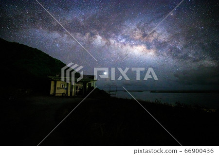 《Okinawa Prefecture Yonagunijima》 Yaeyama Islands Yonagunijima Shikinajima Clinic (Dr. Koto Clinic) and Milky Way 《Okinawa Prefecture Yonagunijima》 Yaeyama Islands Yonagunijima Shikinajima Clinic (Dr. Koto Clinic) and Milky Way 66900436