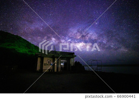 《Okinawa Prefecture Yonagunijima》 Yaeyama Islands Yonagunijima Shikinajima Clinic (Dr. Koto Clinic) and Milky Way 66900441