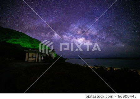《Okinawa Prefecture Yonagunijima》 Yaeyama Islands Yonagunijima Shikinajima Clinic (Dr. Koto Clinic) and Milky Way 66900443