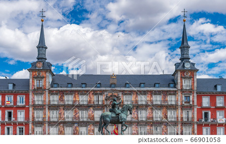Madrid Mayor plaza facade with vintage statue Madrid Mayor plaza facade with vintage statue 66901058