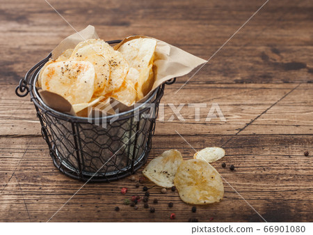 Crunchy potato crisps chips with  black pepper in 66901080