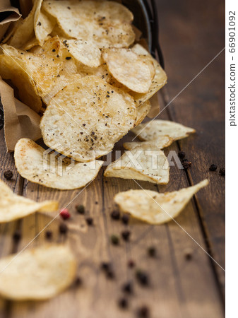 Potato crisps crunchy chips with  black pepper in 66901092