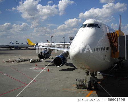 B747-400 parked 66901396