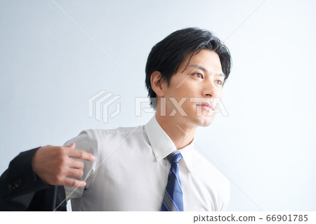 穿著西裝的男人 66901785