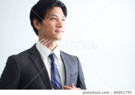 smiling businessman 66901795