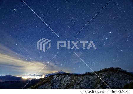 Starry sky and Mt. Fuji seen from Tanzawa/Okura ridge 66902024