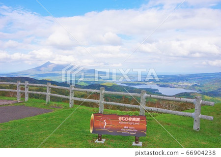 從北海道北斗市北紀木高原觀測到的小岳和大沼 66904238