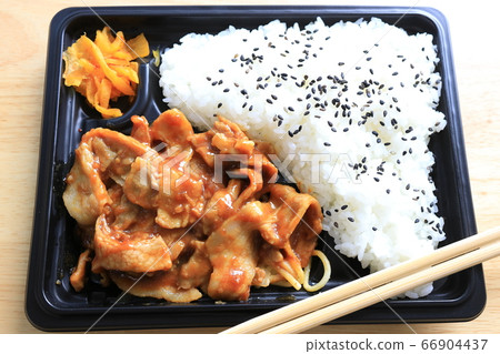 可口豬肉薑被烘烤的午餐盒 可口豬肉薑被烘烤的午餐盒 66904437