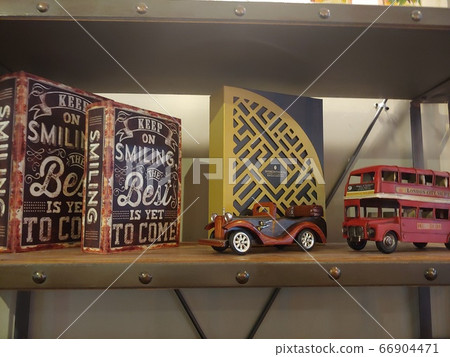 室內漂亮的咖啡館道具 66904471