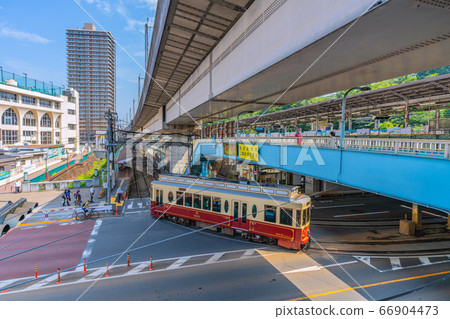 日本的東京城市景觀，在王子站前俯瞰東京櫻花電車（Toden Arakawa Line） 66904473