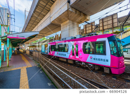Tokyo cityscape in Japan, overlooking the Tokyo Sakura Tram (Toden Arakawa Line) in front of Oji Station Tokyo cityscape in Japan, overlooking the Tokyo Sakura Tram (Toden Arakawa Line) in front of Oji Station 66904526