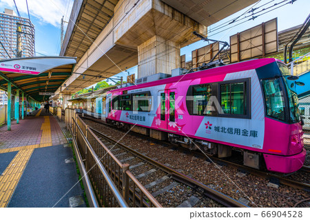 日本的東京城市景觀,在王子站前俯瞰東京櫻花電車(Toden Arakawa Line) 日本的東京城市景觀,在王子站前俯瞰東京櫻花電車(Toden Arakawa Line) 66904528