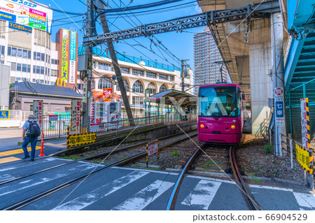 日本的東京城市景觀,在王子站前俯瞰東京櫻花電車(Toden Arakawa Line) 日本的東京城市景觀,在王子站前俯瞰東京櫻花電車(Toden Arakawa Line) 66904529