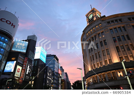 銀座四丁目十字路口(19:03)夏季 銀座四丁目十字路口(19:03)夏季 66905384