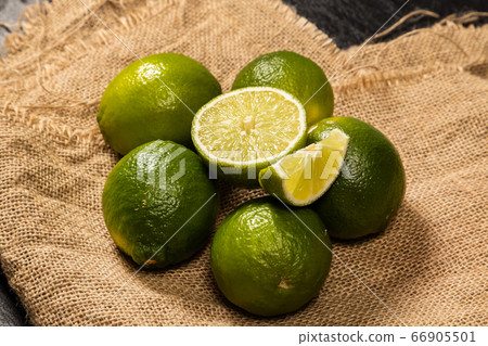 新鮮石灰有機種植新鮮採摘的石灰 66905501