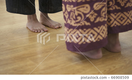 年輕女子的瑜伽圖像 年輕女子的瑜伽圖像 66908509