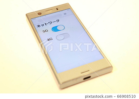 顯示5G通訊方式的智能手機 顯示5G通訊方式的智能手機 66908510