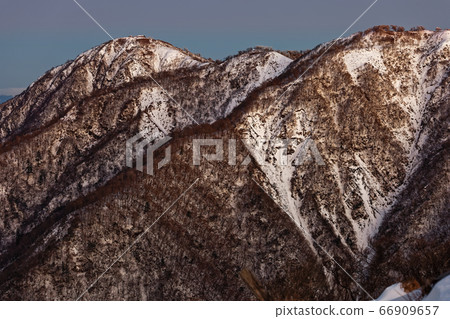 Mt. Hirugatake at dawn seen from Tanzawa/Tonodake Mt. Hirugatake at dawn seen from Tanzawa/Tonodake 66909657