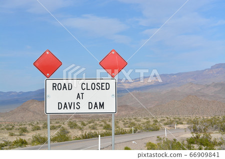Road Closed At Davis Dam Sign at the border of Arizona and Nevada. Arizona USA Road Closed At Davis Dam Sign at the border of Arizona and Nevada. Arizona USA 66909841